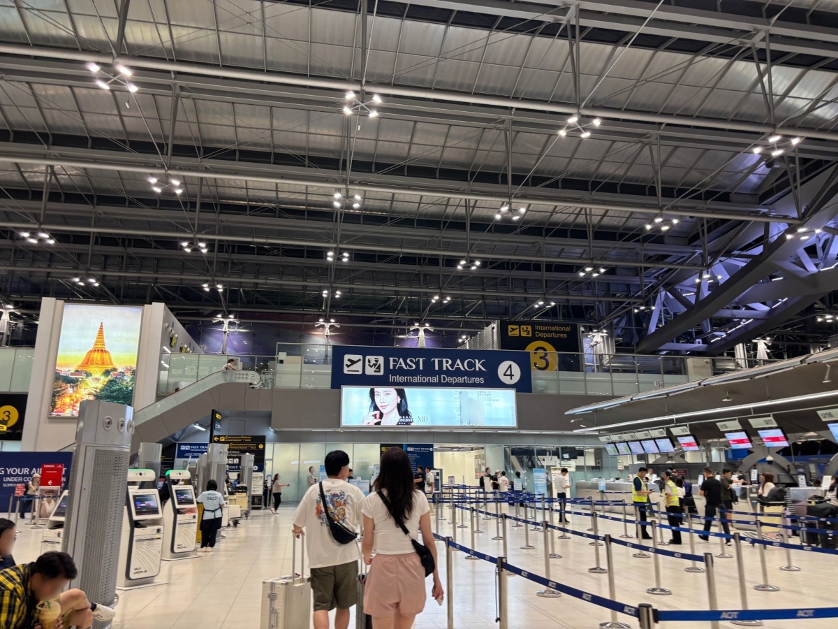 If you fly business class, feel free to use the “Fast Track” security area.