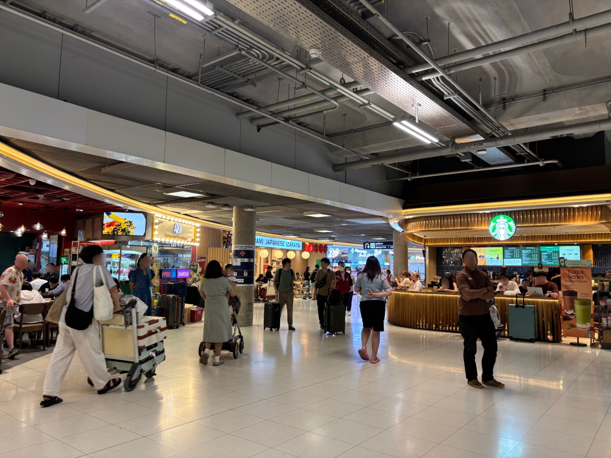 Restaurants and shops on the 3rd floor, Suvanabhumi Airport.